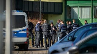 Polizisten stehen vor einer Schule in Neuwied