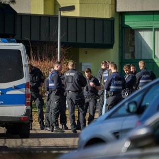 Polizisten stehen vor einer Schule in Neuwied