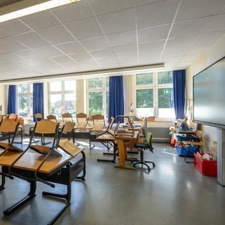 Ein leeres Klassenzimmer mit hoch gestellten Stühlen (Symbolbild). Mehrere Schulen in RLP haben Bombendrohungen erhalten. Die Polizei gab jedoch Entwarnung.