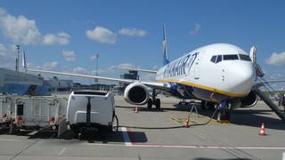 Eine Ryanair-Maschine auf dem Flughafen Hahn in Rheinland-Pfalz. Die Unternehmen sollen Millionenhilfen zurückzahlen.