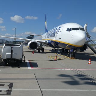 Eine Ryanair-Maschine auf dem Flughafen Hahn in Rheinland-Pfalz. Die Unternehmen sollen Millionenhilfen zurückzahlen.