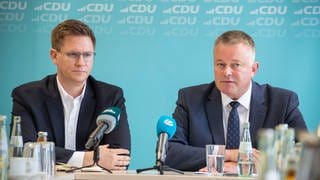 Der designierte Landesvorsitzende der Partei CDU Rheinland-Pfalz, Gordon Schnieder (r) präsentiert Johannes Steiniger als neuer Generalsekretär der CDU in Rheinland Pfalz bei einer Pressekonferenz in Mainz.