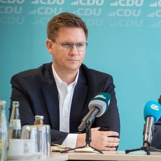 Der designierte Landesvorsitzende der Partei CDU Rheinland-Pfalz, Gordon Schnieder (r) präsentiert Johannes Steiniger als neuer Generalsekretär der CDU in Rheinland Pfalz bei einer Pressekonferenz in Mainz.