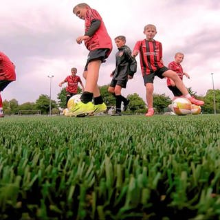 Fußballspieler auf Kunstrasen ohne Mikroplastik