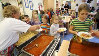 Schüler einer offenen Ganztagsschule bekommen ihr Mittagessen.