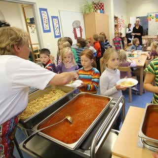 Schüler einer offenen Ganztagsschule bekommen ihr Mittagessen.