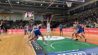 Sehr unglücklich sind die Gladiators Trier (in Weiß) im BBL-Pokal bereits in der ersten Runde ausgeschieden. Gegen BBL-Aufsteiger Skyliners Frankfurt war schon Endstation.