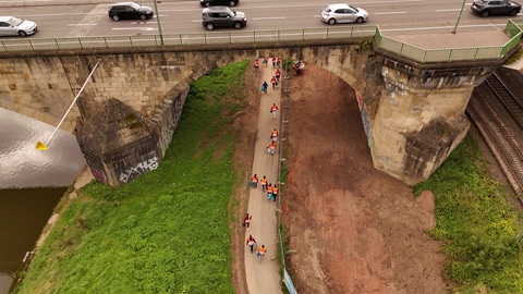 In Trier sammeln Freiwillige beim Mosel Clean Up 2024 Müll entlang des Ufers.