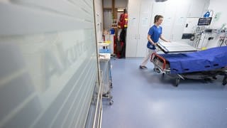 Pflegekraft in einer Notaufnahme in einer deutschen Klinik (Archivbild)