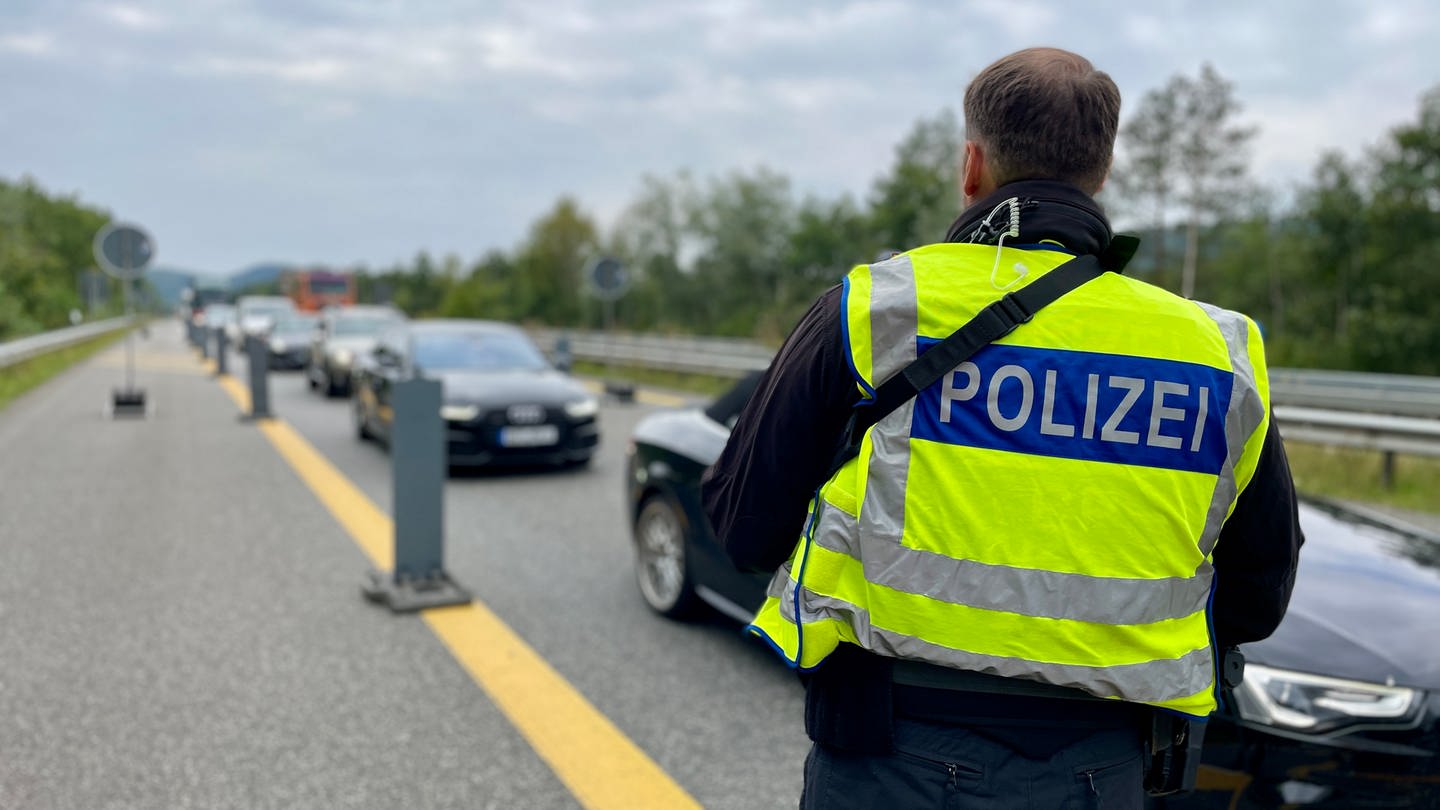 Ein Polizist kontrolliert an der Grenze A64 Luxemburg - Trier.