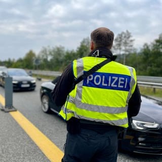 Ein Polizist kontrolliert an der Grenze A64 Luxemburg - Trier.