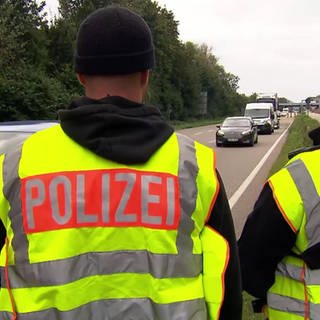 Zwei Polizisten an Grenzkontrollen