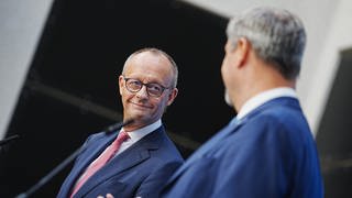 Friedrich Merz (l), CDU-Bundesvorsitzender und Unionsfraktionsvorsitzender, und Markus Söder, CSU-Vorsitzender und Ministerpräsident von Bayern, geben eine Pressekonferenz zur Frage um die Kanzlerkandidatur der Union.