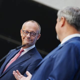 Friedrich Merz (l), CDU-Bundesvorsitzender und Unionsfraktionsvorsitzender, und Markus Söder, CSU-Vorsitzender und Ministerpräsident von Bayern, geben eine Pressekonferenz zur Frage um die Kanzlerkandidatur der Union.