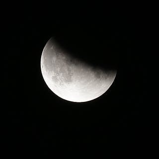 Sujetbild einer partiellen Mondfinsternis: Der Mond tritt in der kommenden Nacht teilweise in den Erdschatten. Dadurch wird knapp ein Zehntel des Vollmondes für rund eine Stunde verdunkelt und nicht zu sehen sein.