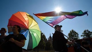 In Rheinland-Pfalz steigen die Straftaten gegenüber queeren Menschen in den letzten Jahren an. Unterstützer fordern mehr Anlaufstellen und Ansprechpersonen für Opfer.