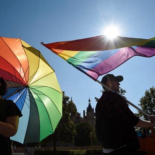 In Rheinland-Pfalz steigen die Straftaten gegenüber queeren Menschen in den letzten Jahren an. Unterstützer fordern mehr Anlaufstellen und Ansprechpersonen für Opfer.