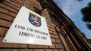 Eingangsbereich des Landgerichts in Limburg. In dem Gebäude findet der Terrorprozess gegen einen Schüler statt. 