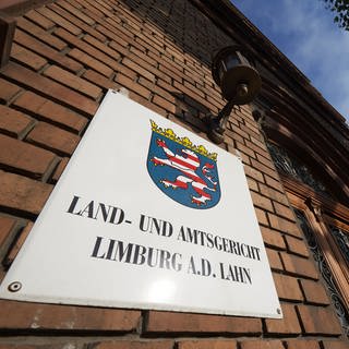 Eingangsbereich des Landgerichts in Limburg. In dem Gebäude findet der Terrorprozess gegen einen Schüler statt. 