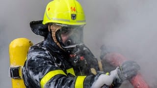 Ein Feuerwehrmann bekämpft einen Brand. Auch in Haßloch mussten Feuerwehrleute ausrücken. Bei dem Feuer in einem Einfamilienhaus wurden zwei Senioren verletzt. 