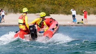 DLRG-Rettungsschwimmer bei einer Übung. Die DLRG hat Bilanz gezogen für 2024: In Rheinland-Pfalz gibt es deutlich mehr Badetote.