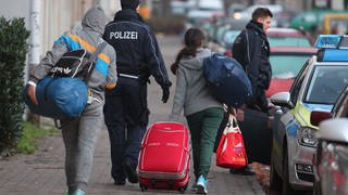 Abgelehnte Asylbewerber werden zum Flughafen gebracht, um abgeschoben zu werden (Archivbild). 