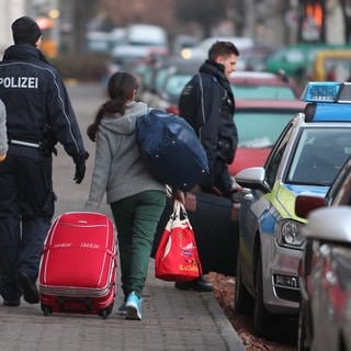 Abgelehnte Asylbewerber werden zum Flughafen gebracht, um abgeschoben zu werden (Archivbild). 