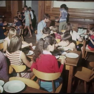 Altes Video von Kindern beim Essen in einer Jugendherberge