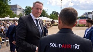 Der rheinland-pfälzische Ministerpräsident Alexander Schweitzer (SPD) hat im SWR gesagt, bei der Ahrflut seien auch im Zuständigkeitsbereich der Landesregierung Fehler passiert.