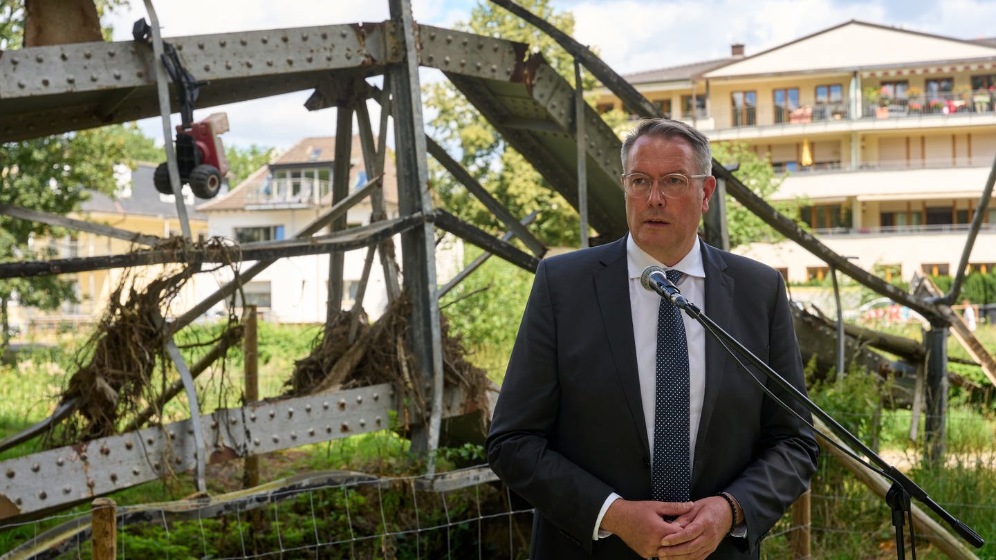 Ministerpräsident Alexander Schweitzer (SPD) hat erstmals eingeräumt, dass bei der Ahr-Flutkatastrophe auf allen politischen Ebenen Fehler passiert sind.