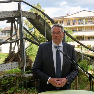 Ministerpräsident Alexander Schweitzer (SPD) hat erstmals eingeräumt, dass bei der Ahr-Flutkatastrophe auf allen politischen Ebenen Fehler passiert sind. 