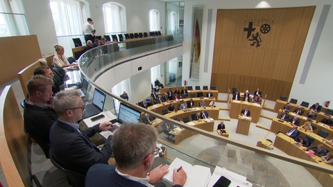 Blick auf den Landtag, in dem der Abchlussbericht zur Flutkatastrophe im Ahrtal besprochen wird.