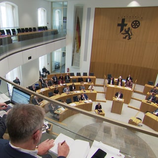 Blick auf den Landtag, in dem der Abchlussbericht zur Flutkatastrophe im Ahrtal besprochen wird.