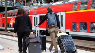 Das Deutschlandticket soll ab 2025 neun Euro teurer werden und damit 58 Euro kosten. Das haben die Verkehrsminister der Länder entschieden.