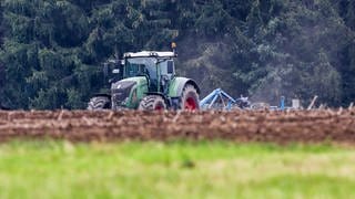 Bei einem Arbeitsunfall im Rhein-Lahn-Kreis ist ein Landwirt vom eigenen Traktor erfasst worden. (Symbolbild)