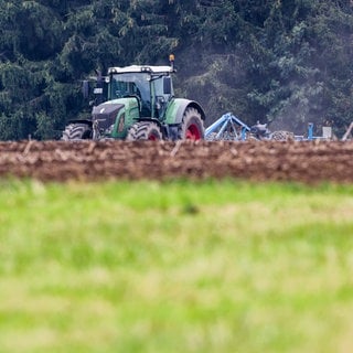 Bei einem Arbeitsunfall im Rhein-Lahn-Kreis ist ein Landwirt vom eigenen Traktor erfasst worden. (Symbolbild)