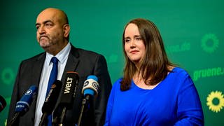 Grünen-Parteivorsitzende Ricarda Lang (r) und Omid Nouripour sprechen bei einer Pressekonferenz in der Bundesgeschäftsstelle Bündnis 90Die Grünen.