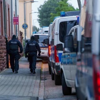 Bei einer Großrazzia gegen Schwarzarbeit durchsuchten etwa 400 Einsatzkräfte mehr als 60 Geschäfts- und Privaträume in Mainz und im Raum Kaiserslautern. (Symbolbild)