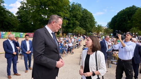 Hier ein Foto vom dritten Jahrestag der Flutkatastrophe im Ahrtal: Ministerpräsident Alexander Schweitzer (SPD) mit Cornelia Weigand (parteilos), Landrätin des Landkreises Ahrweiler. 