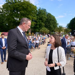 Hier ein Foto vom dritten Jahrestag der Flutkatastrophe im Ahrtal: Ministerpräsident Alexander Schweitzer (SPD) mit Cornelia Weigand (parteilos), Landrätin des Landkreises Ahrweiler. 