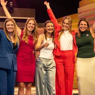 Diese fünf Weinmajestätinnen haben es ins Finale zur "Wahl der Deutschen Weinkönigin 2024" geschafft (v.l.n.r.): Charlotte Weihl (Pfalz), Julia Lambrich (Mittelrhein), Katharina Gräff (Nahe), Marie-Sophie Schwarz (Mosel) und Annalena Baum (Rheinhessen) fiebern am 27. September der Krone entgegen.