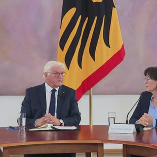 Bundespräsident Frank-Walter Steinmeier (SPD) bei einer Sitzung (Archivbild). Ob er oder ein Kommunalpolitiker bedroht werden, das soll bald mit hohen Haftstrafen geahndet werden.