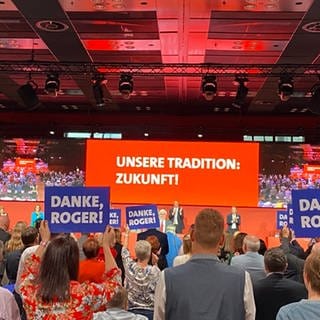 Delegierte auf Parteitag der rheinland-pfälzischen SPD in Mainz feiern Roger Lewentz, der sich als Landesvorsitzender verabschiedet.