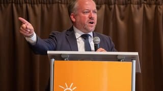 Stephan Wefelscheid, Parteivorsitzender der Freien Wähler in Rheinland-Pfalz, spricht beim Landesparteitag in Kordel. Themen des Parteitags sind unter anderem Sicherheitspolitik, Stärkung der regionalen Wirtschaft und Energieversorgung.