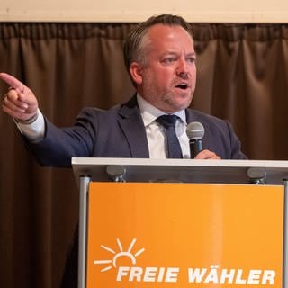 Stephan Wefelscheid, Parteivorsitzender der Freien Wähler in Rheinland-Pfalz, spricht beim Landesparteitag in Kordel. Themen des Parteitags sind unter anderem Sicherheitspolitik, Stärkung der regionalen Wirtschaft und Energieversorgung.