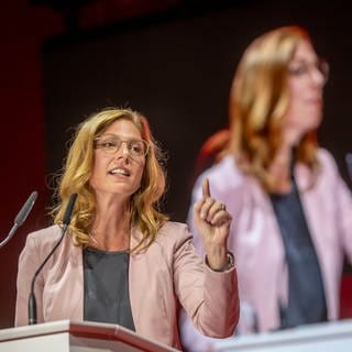 Sabine Bätzing-Lichtenthäler in ihrer Bewerbungsrede für den Parteivorsitz beim Parteitag der rheinland-pfälzsichen SPD in Mainz.