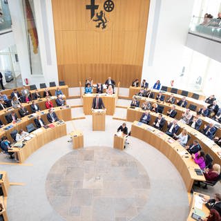 Der rheinland-pfälzische Landtag berät über den geplanten Doppelhaushalt der Landesregierung für 20252026.