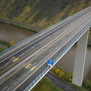 Die Moseltalbrücke Winningen in Rheinland-Pfalz - sie musste sich schon einem Stresstest unterziehen, um die Sicherheit zu prüfen