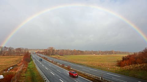 Ein Regenbogen über einer Autobahn