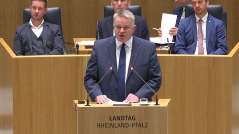 CDU-Fraktionschef Gordon Schnieder bei der Debatte um den Doppelhaushalt 202526 im Landtag von Rheinland-Pfalz.